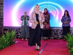 Ketika Isteri Pejabat OPD Kudus Ikuti Lomba Fashion Show Batik Meriahkan Hari Ibu