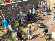 Prajurit TNI Prakarsai Karya Bakti Gotong Royong Resik-Resik Kali