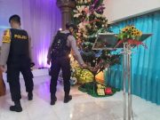 Polres Kudus Sterilkan Gereja Jelang Misa Natal
