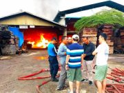 Pemadaman Gudang Kayu di Genuk Semarang Melibatkan 9 Unit Mobil PMK