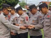 Ingatkan Netralitas, Wakapolres Batang Bekali Anggota Buku Saku