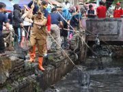 Pj Bupati Keruk Sampah di Pasar Brebes