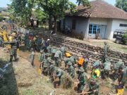 Prajurit Kodim Batang dan Warga Bersihkan Sungai Krungsung