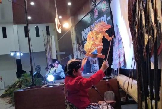 Dalang Cilik Eel Tampil Memukau di Puncak HUT PGRI Batang