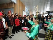 Tarian Mondotambe Sambut Kedatangan Ganjar di Bandara Haluoleo