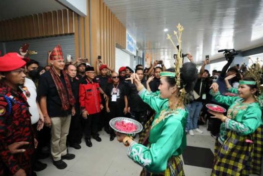 Tarian Mondotambe Sambut Kedatangan Ganjar di Bandara Haluoleo