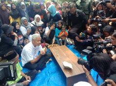 Nikmati Durian Bersama Warga, Ganjar : “Durian Wilayu Manis-Pahit, Enak!”