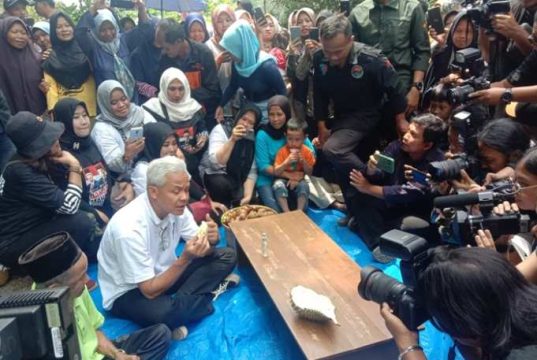 Nikmati Durian Bersama Warga, Ganjar : “Durian Wilayu Manis-Pahit, Enak!”