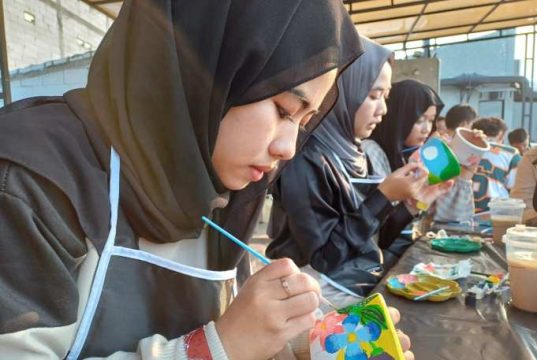 Peringati Hari Ibu Mahasiswa Ilmu Komunikasi Unissula Selenggarakan Pot Art Class