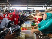Blusukan Pasar Boom Lama, Atikoh Terima Keluhan Pedagang Agar Harga Stabil