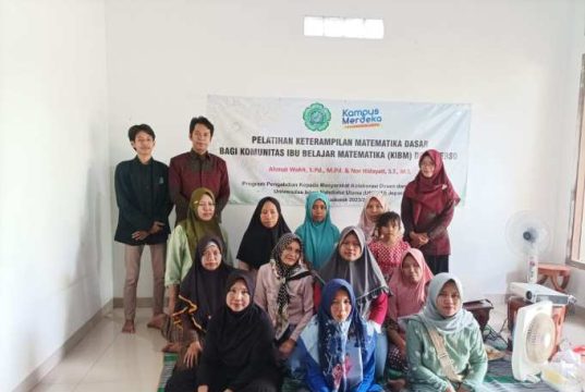 Tim Pengabdian Masyarakat Unisnu Jepara Dampingi Ibu-ibu Belajar Matematika