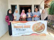 Upaya Angkat Produk Makanan Lokal, Tim DKV Unisnu Jepara Dampingi Pembuat Carang Madu