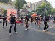 Mahasiswa Ilkom USM Kenalkan Tari Topeng Ireng di Car Fee Day Semarang