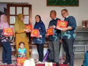 Tim PkM USM Beri Pendampingan Penggunaan Tas Kemasan Produk yang Ramah Lingkungan ke Pelaku UMKM Kue Moci Najah