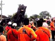 Heboh, Pohon Beringin yang Tumbang Dapat Berdiri Tegak Lagi