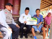 Pj Bupati Kudus Serahkan Bantuan Korban Angin Kencang