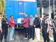 Polisi Bersenjata Amankan Kedatangan Logistik Surat Suara