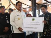 Pj Gubernur Jateng Serahkan Bantuan Sekolah dan Keluarga Miskin