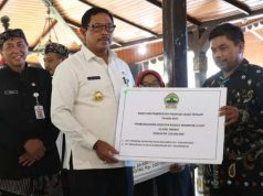 Pj Gubernur Jateng Serahkan Bantuan Sekolah dan Keluarga Miskin