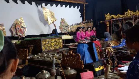 Keren, Sanggar Puruhita Budaya SMPN 1 Keling Suguhkan Pagelaran Wayang Kulit