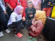 Genggaman Tangan Siti Atikoh Kuatkan Hati Wiwik Astuti