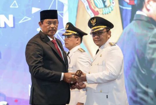 Nana Sudjana Lantik M Hasan Chabibi dan Agustyarsah sebagai Pj Bupati Kudus dan Tegal