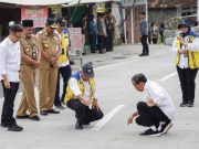Jokowi dan Nana Sudjana Sambangi Perbaikan Jalan Jalur Evakuasi saat Erupsi Merapi di Magelang
