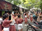 Siswa SD Kanisius Tlogosari Kulon Serbu Pasar Satrio Wibowo Belanja Sayuran