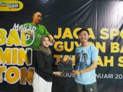 Relawan Santri Gibran Ajak Pemuda Main Bareng Badminton