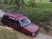 Sebuah Mobil Isuzu Panther Terperosok Masuk Sungai di Godong Grobogan