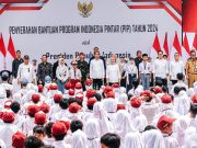 Di Kota Magelang, Presiden Jokowi Bagikan Bantuan PIP dan Sepeda