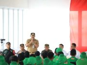 Nana Sudjana Dampingi Jokowi Temui Karyawan Pabrik Teh PT Tong Tji di Tegal