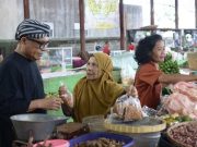 Samuel Wattimena Gelar Peragaan Busana di Pasar Blauran 2, Emak-emak Pedagang Ikut Berlenggak-lenggok
