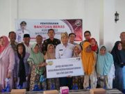 1 Ton Bantuan Beras ASN Peduli Diserahkan ke Warga Batealit dan Kedung