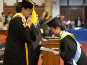 Untuk Pertama Kalinya, Plt Rektor Mewisuda 900 Lulusan UNS