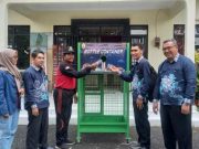 Tim PkM USM Bantu Pembuatan Tempat Sampah Botol Plastik di Tlogosari Wetan