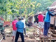 Babinsa Peduli Membantu Pemugaran Rutilahu Milik Warga