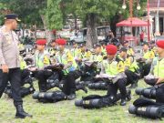 Polisi Pengaman TPS Juga Dilengkapi Jas Hujan dan Matras