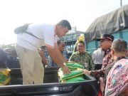 Warga Brebes Serbu Beras Murah Bulog