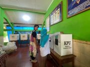 Tarik Antusias Pemilih, Petugas KPPS Kenakan Daster
