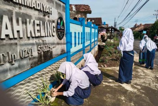 Cegah DBD, Keluarga Besar SMP Muhammadiyah Bersih-Bersih Lingkungan Sekolah