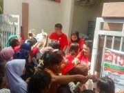 Tebus Minyak Goreng dengan Sampah Plastik di Kampanye Terbuka Caleg PSI