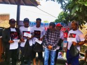 Relawan BeTe Bantu Panwaslu Copot APK di Kelurahan Wonotingal Semarang