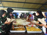 Prajurit Kowad Kodam IV/Diponegoro Bantu Suplai Logistik di Dapur Umum Posko Bencana Banjir Demak