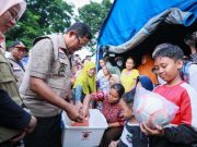 Naik Perahu Karet Pj Gubernur Tinjau Tanggul Jebol, Pastikan Penanganan Korban Banjir Demak