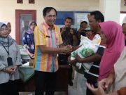 Pj Bupati Brebes Salurkan Beras CPP dan GPM