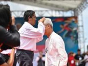 Penyandang Tuna Netra Raba Wajah Ganjar untuk Lebih Kenal