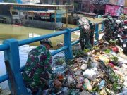 TNI dan Relawan Bersihkan Lumpur dan Sampah Usai Banjir Surut
