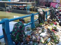 TNI dan Relawan Bersihkan Lumpur dan Sampah Usai Banjir Surut