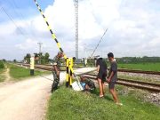Hindari Kecelakaan di Perlintasan Kereta Api, Warga Sumberejo Randublatung bersama Tentara Pasang Palang Pintu